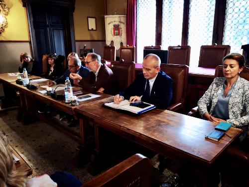 Il vicegovernatore della Regione Riccardo Riccardi all'incontro svoltosi in Municipio a San Vito con i sindaci dell'ambito socio sanitario "Tagliamento".